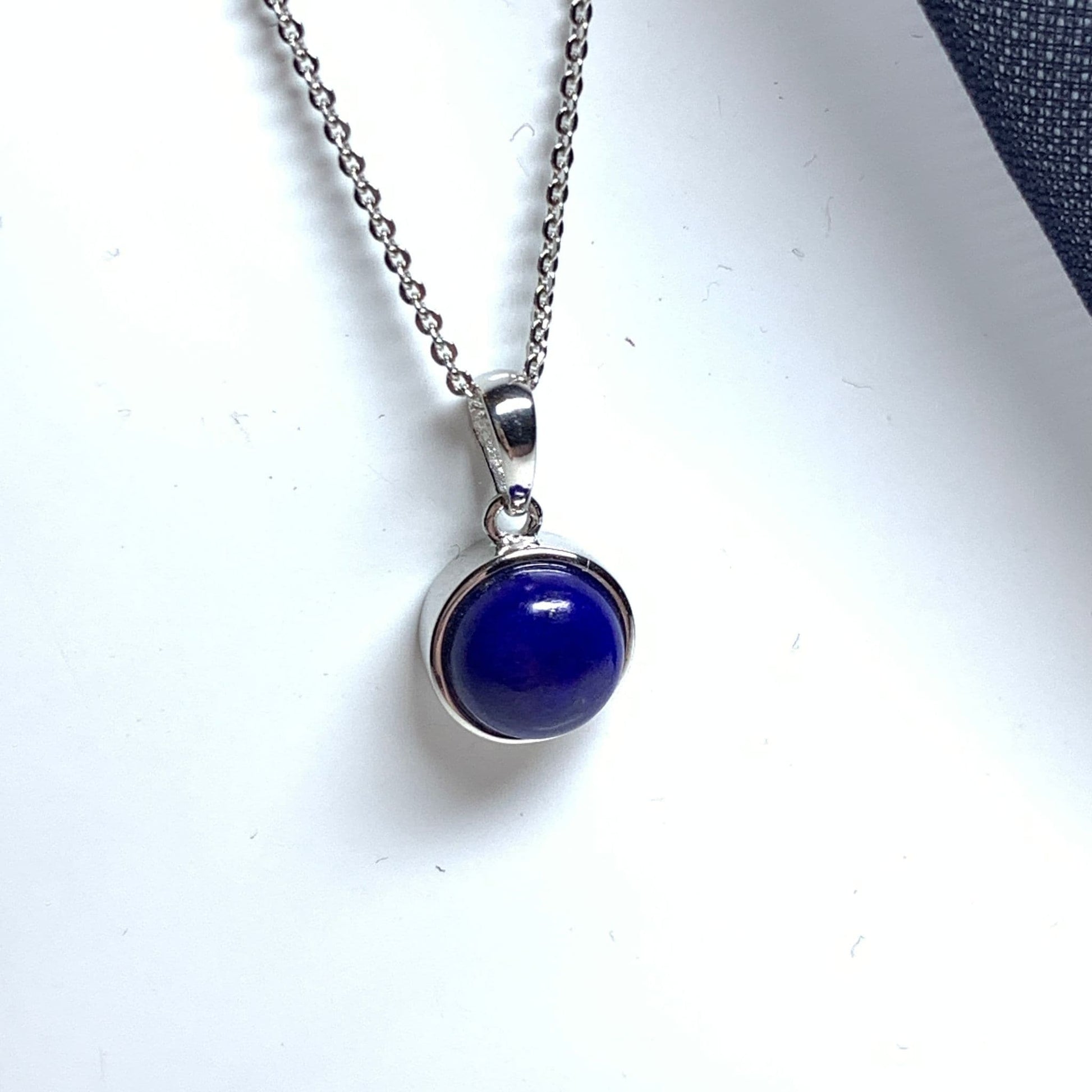 Blue lapis lazuli round white gold necklace