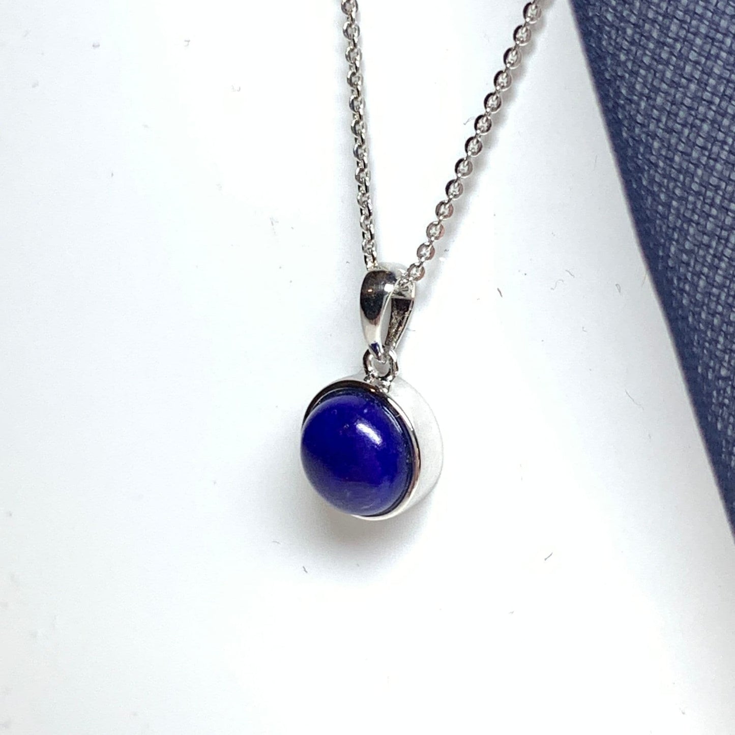 Blue lapis lazuli round white gold necklace