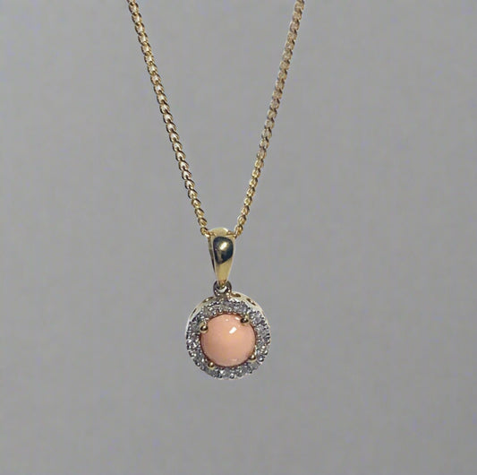 Coral and diamond yellow gold round necklace