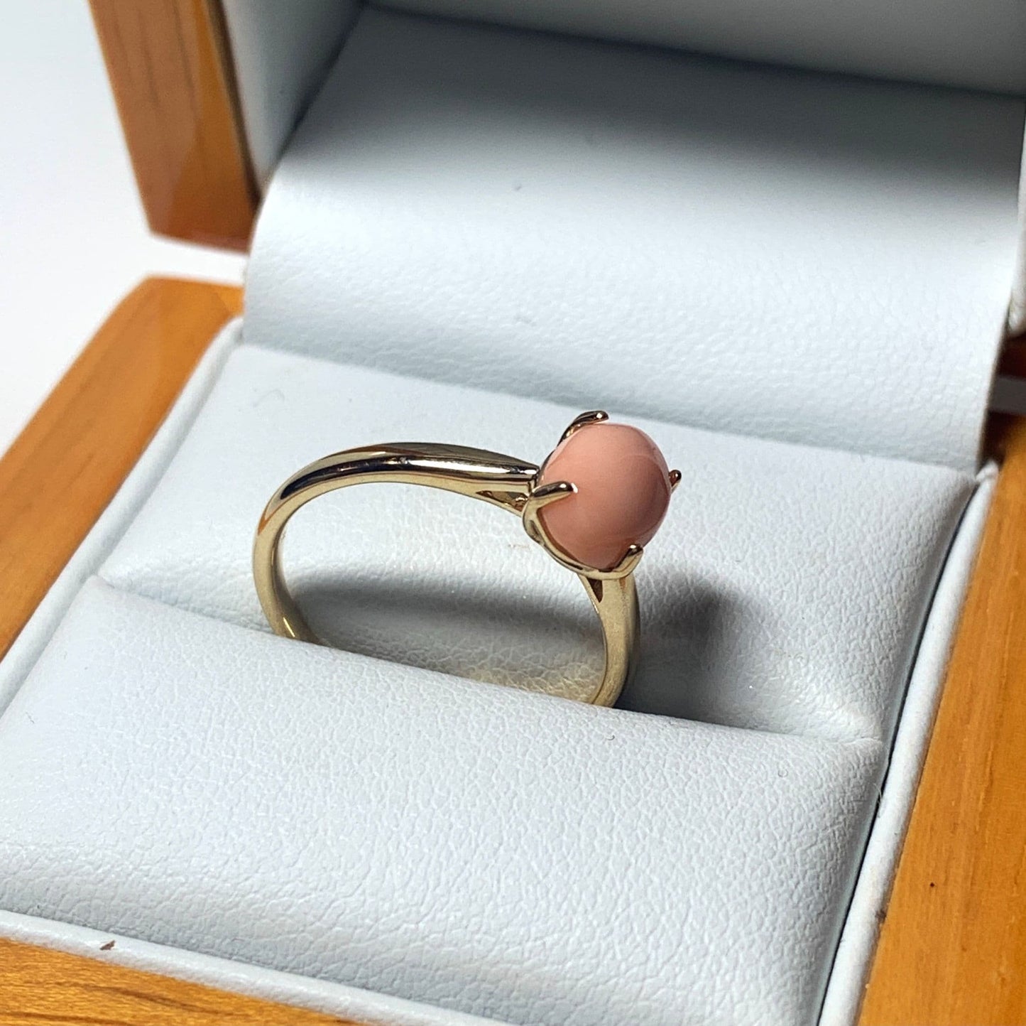Coral yellow gold oval dress ring