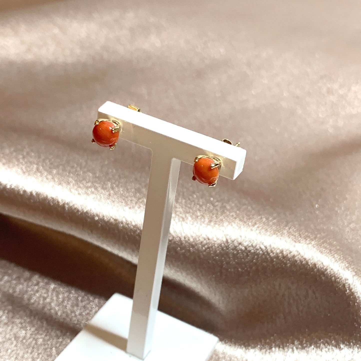 Coral yellow gold round claw set stud earrings