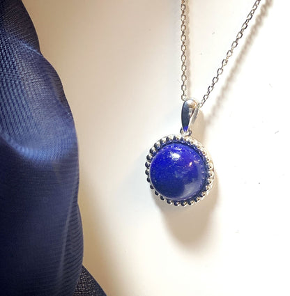 Dark blue lapis lazuli round white gold necklace pendant