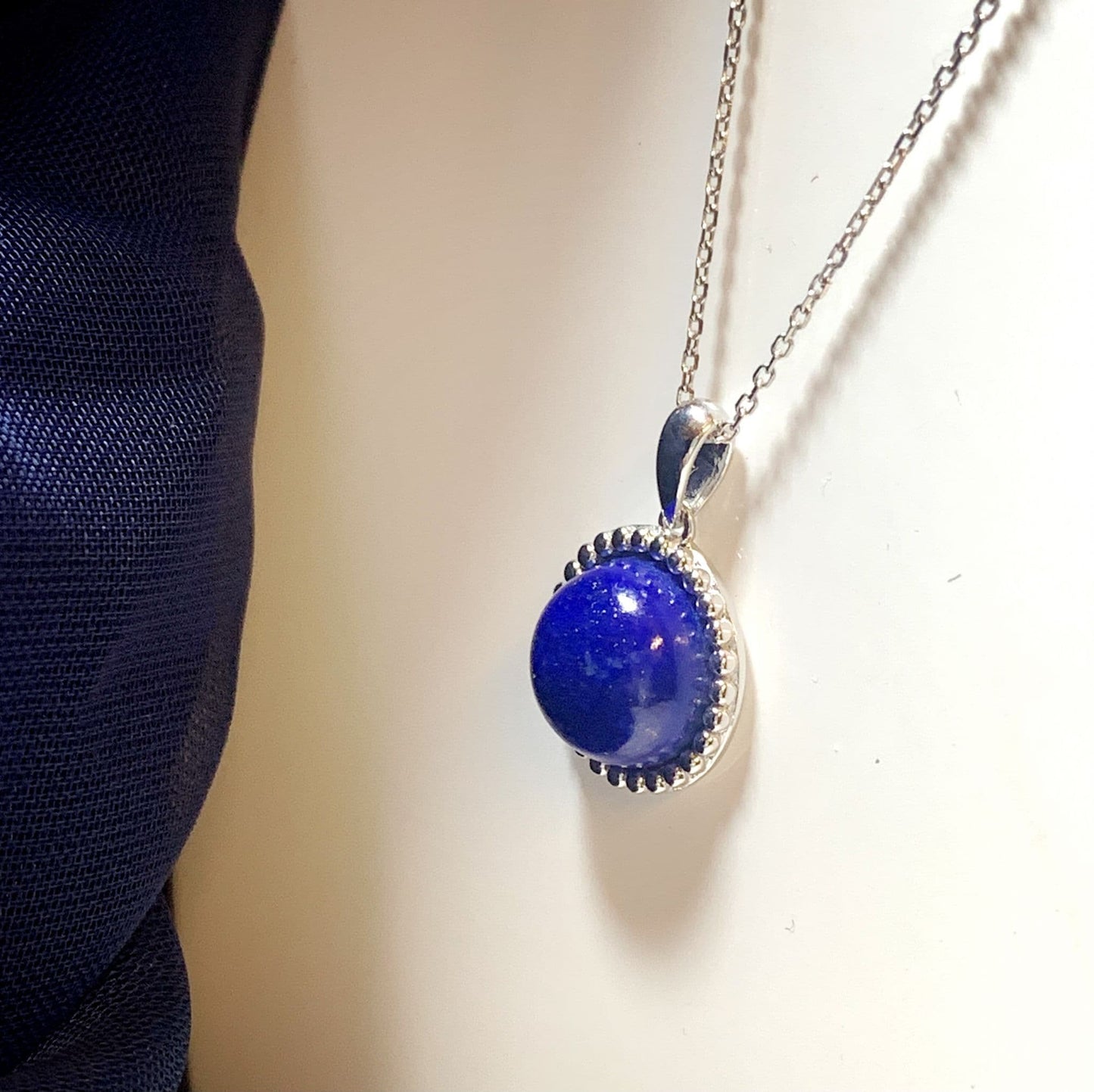 Dark blue lapis lazuli round white gold necklace pendant