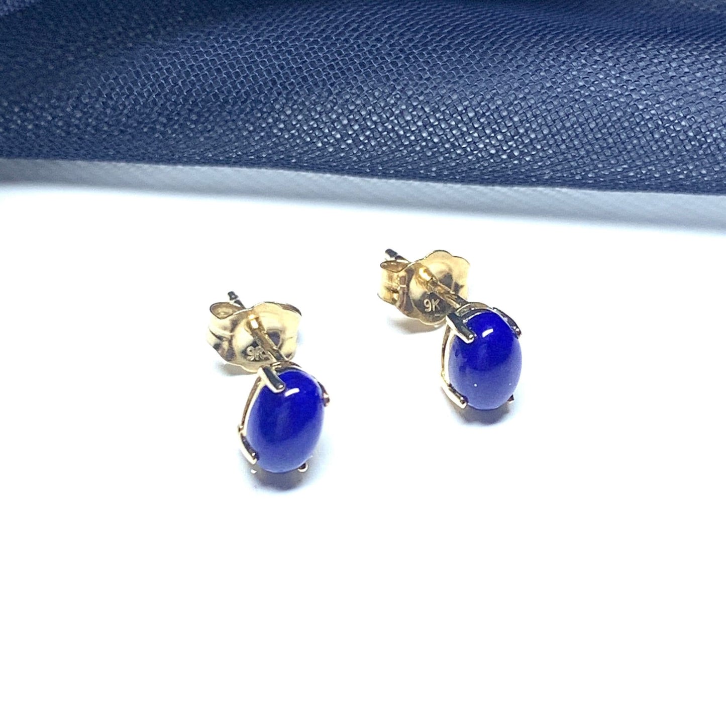 Oval blue lapis lazuli yellow gold earrings