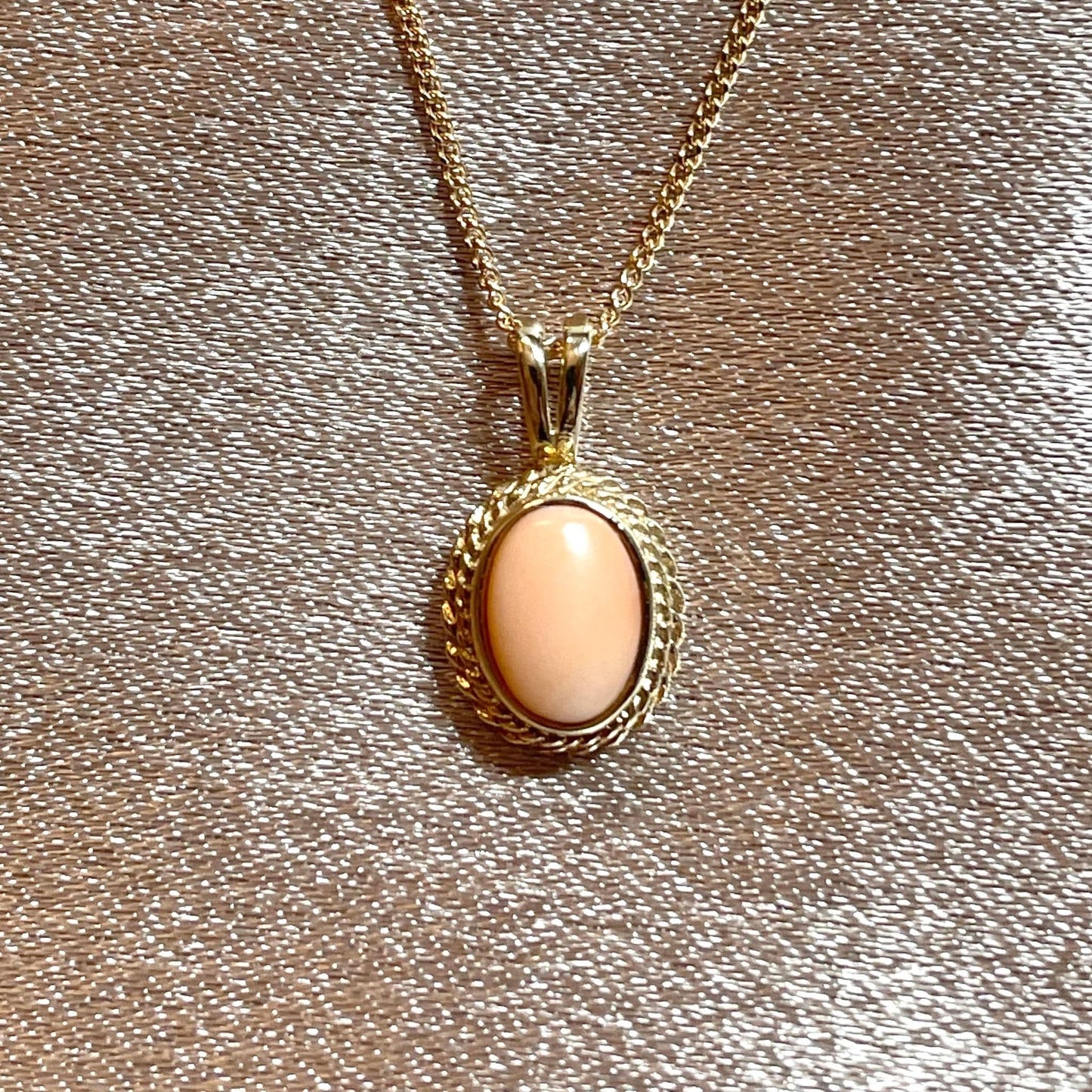 Oval coral yellow gold necklace