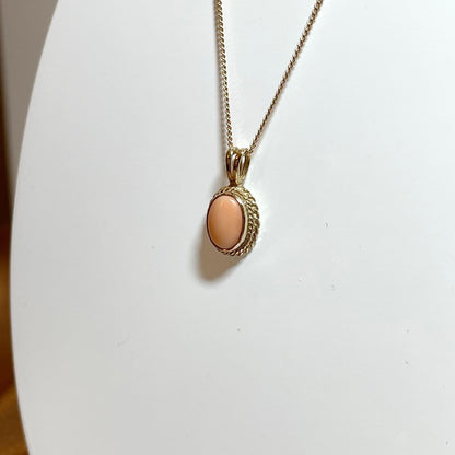 Oval coral yellow gold necklace