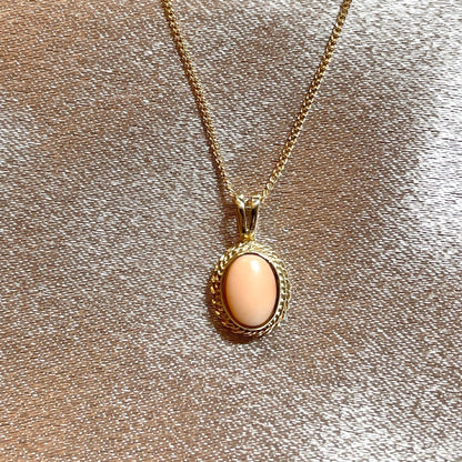 Oval coral yellow gold necklace