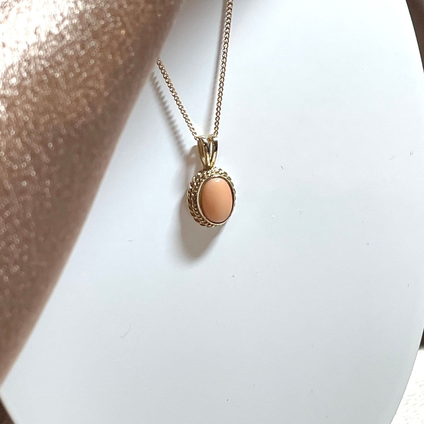 Oval coral yellow gold necklace