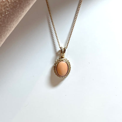 Oval coral yellow gold necklace