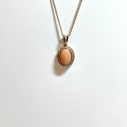 Oval coral yellow gold necklace