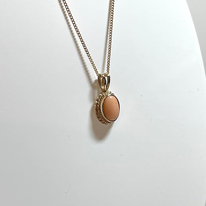 Oval coral yellow gold necklace