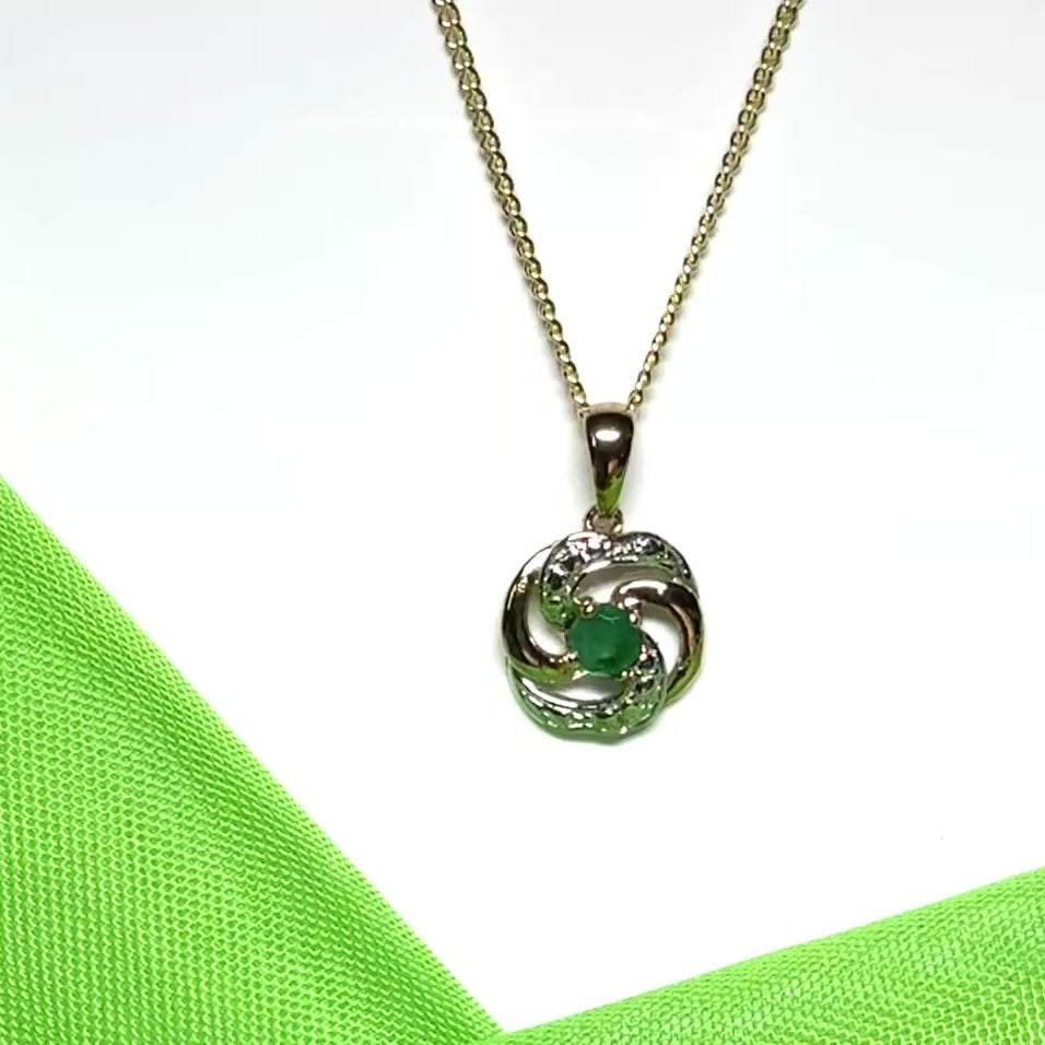 Green real emerald necklace round shaped yellow gold pendant