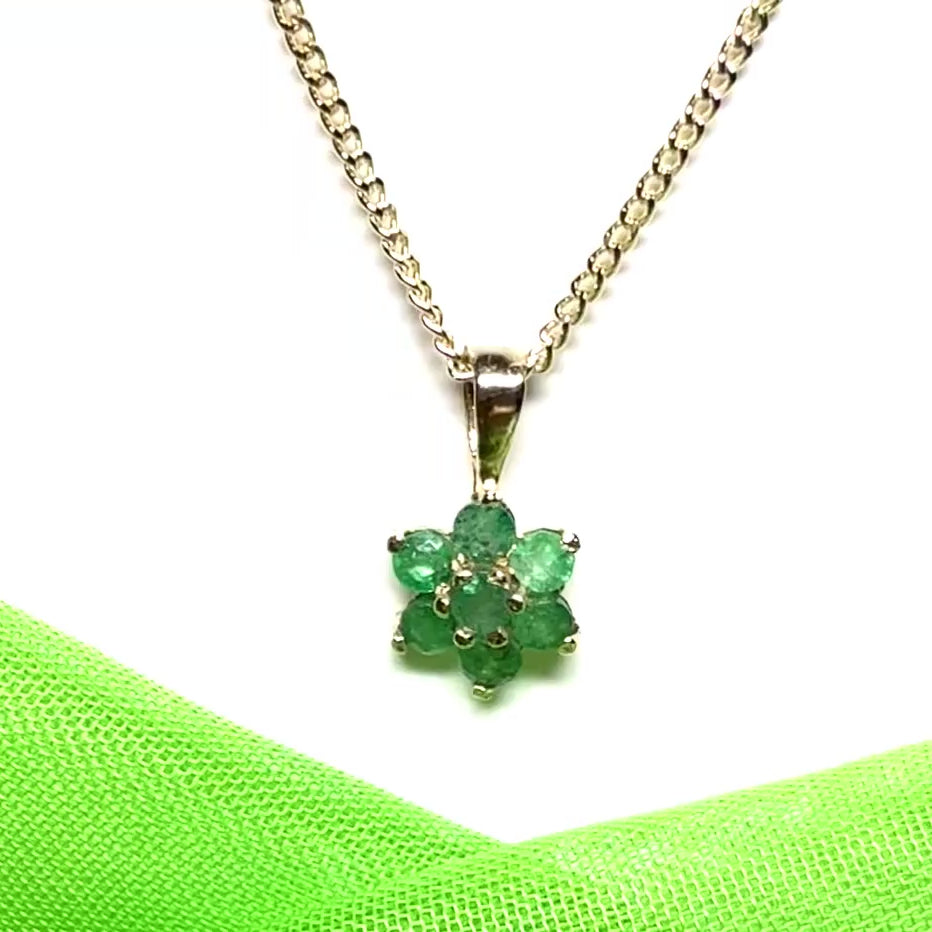 A yellow gold round cluster real emerald necklace pendant