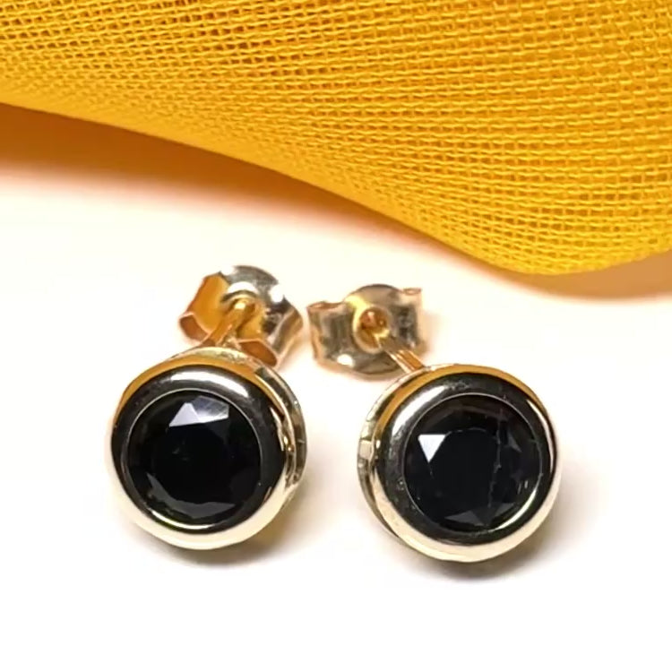 Round shaped  yellow gold real blue sapphire stud earrings