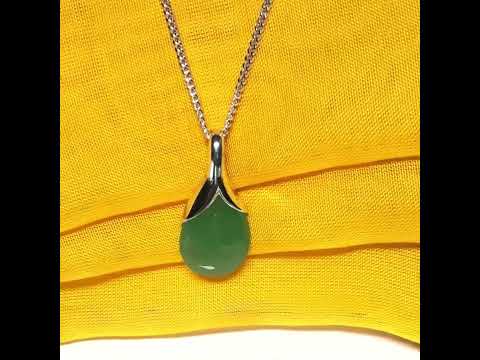 Real green jade pear shaped necklace sterling silver with a chain, really simply a gorgeous pendant