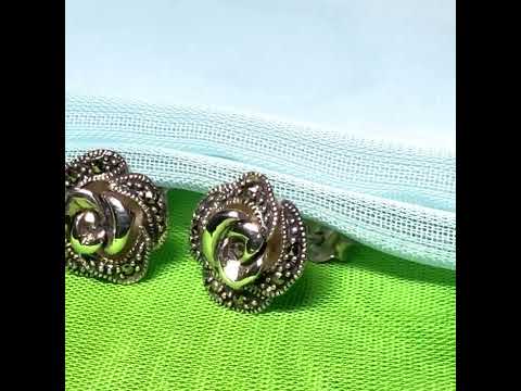 Round flower shaped stud earrings

Marcasite stones

Classic design

Gift box included

A beautiful round pair of sterling silver real marcasite stud earrings, crafted from solid sterling silver in a rounded flower petal design.

Expertly crafted from genuine 925 sterling silver, these elegant stud earrings feature sparkling real marcasite stones arranged in a timeless floral design.