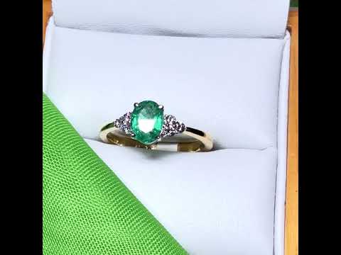 Video of a 0.70 carat real green emerald and diamond 18 carat yellow gold oval trilogy dress ring