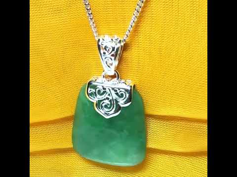 A real green jade necklace large shaped with a patterned top pendant with chain, simply stunning