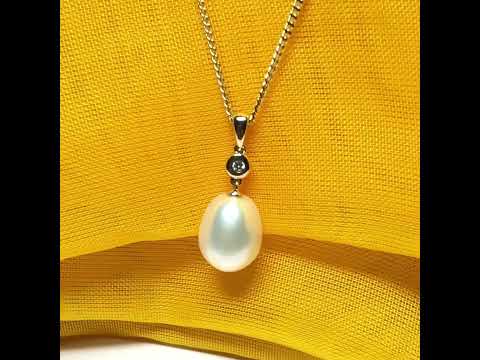 A necklace real freshwater cultured pearl and real diamond yellow gold oval shape drop pendant