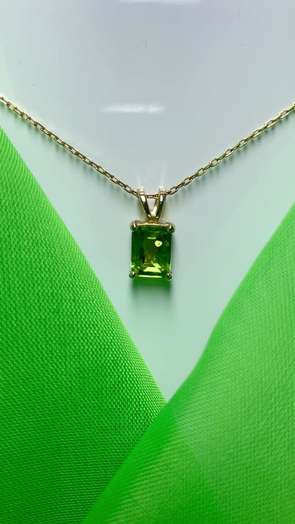 Peridot yellow gold claw set rectangle necklace