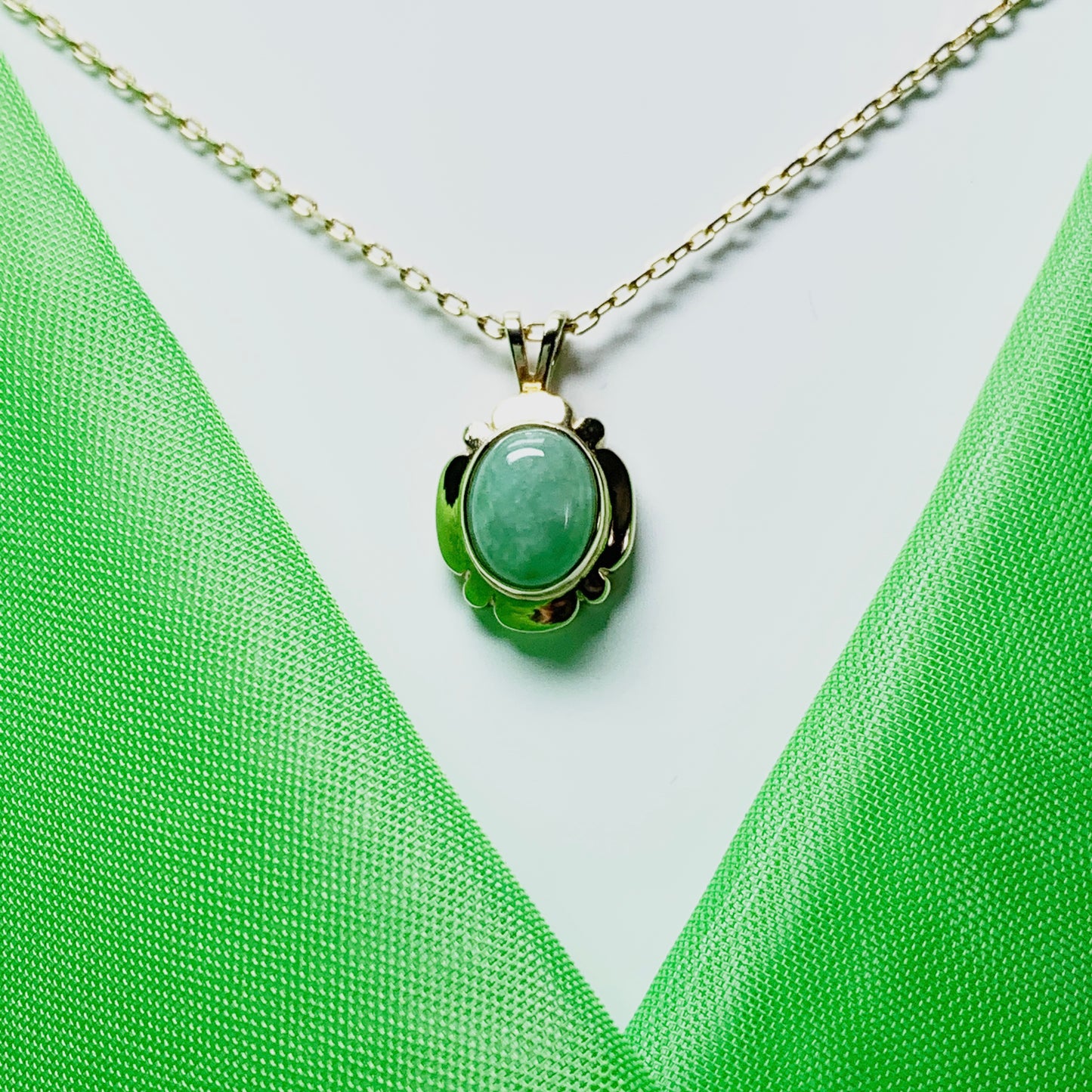 Green oval jade yellow gold necklace