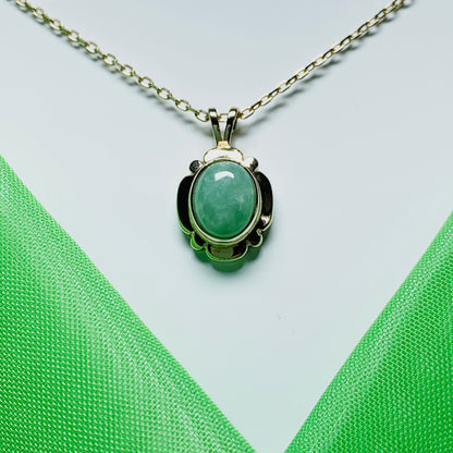 Green oval jade yellow gold necklace