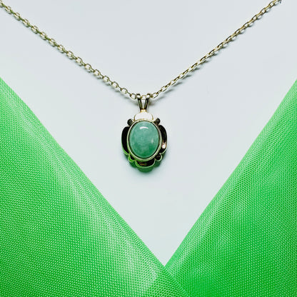 Green oval jade yellow gold necklace