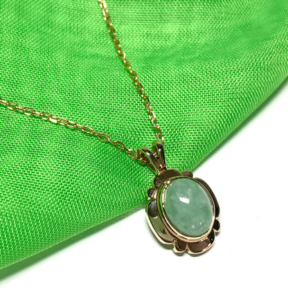 Green oval jade yellow gold necklace