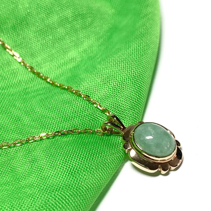 Green oval jade yellow gold necklace