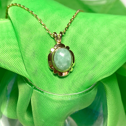 Green oval jade yellow gold necklace