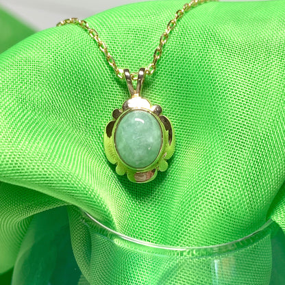 Green oval jade yellow gold necklace