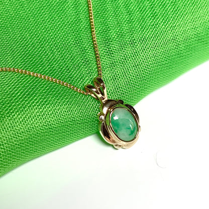 Green small oval jade yellow gold necklace