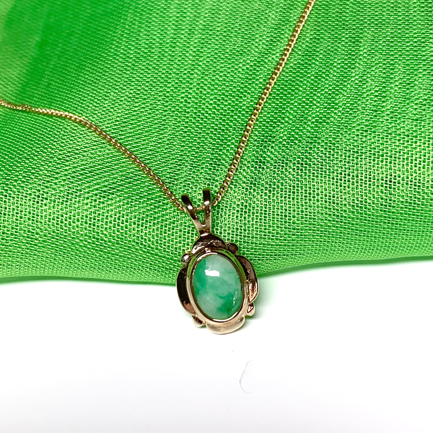 Green small oval jade yellow gold necklace