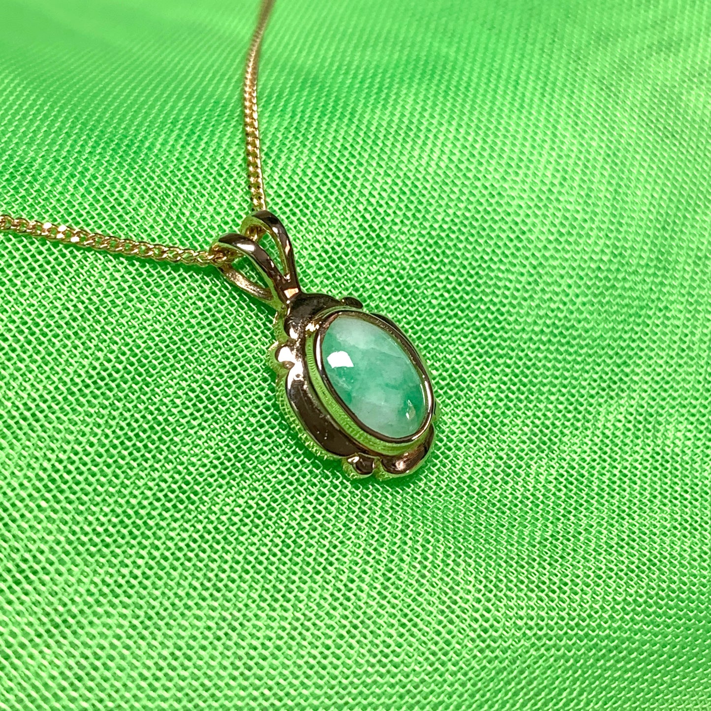 Green small oval jade yellow gold necklace