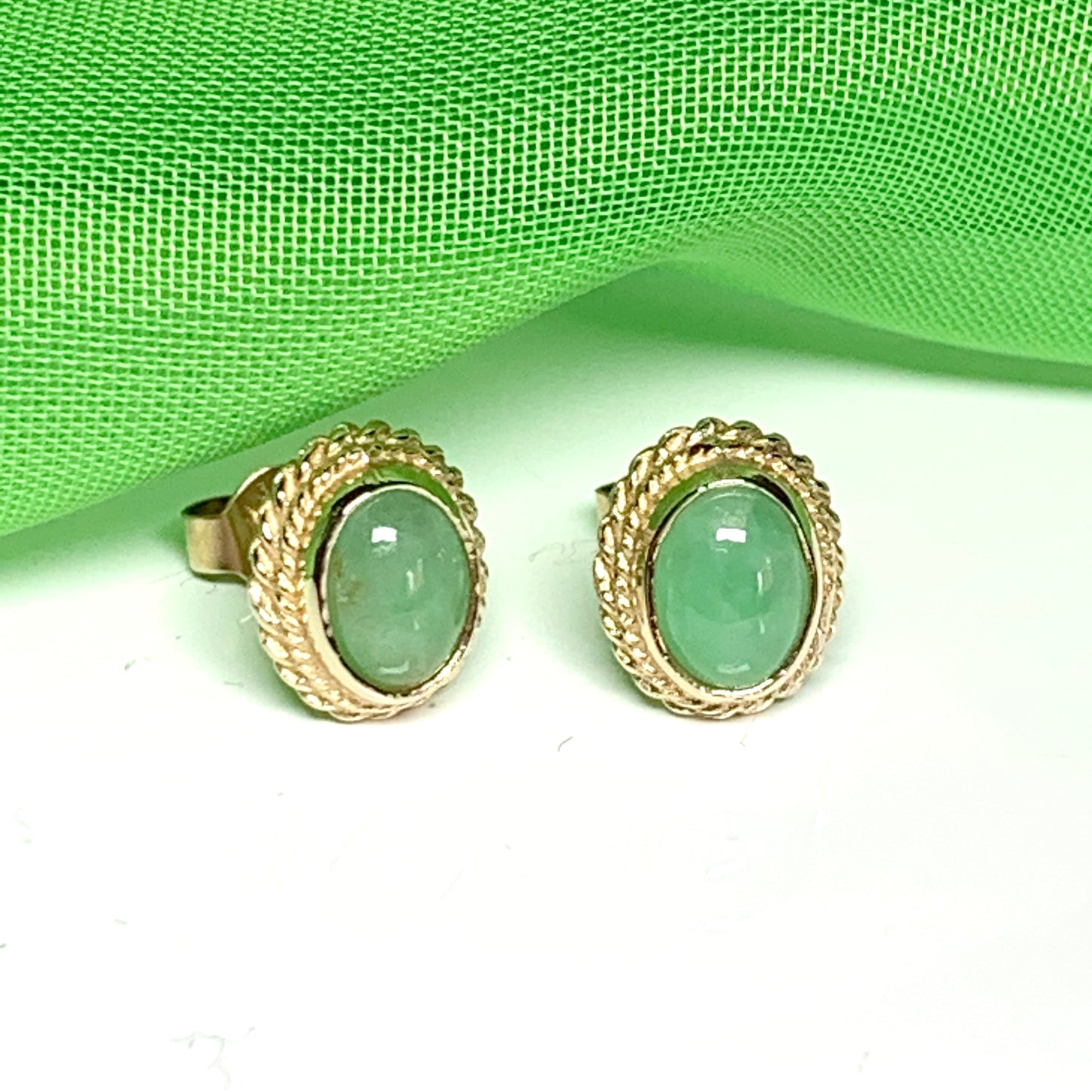 Oval green jade yellow gold earrings