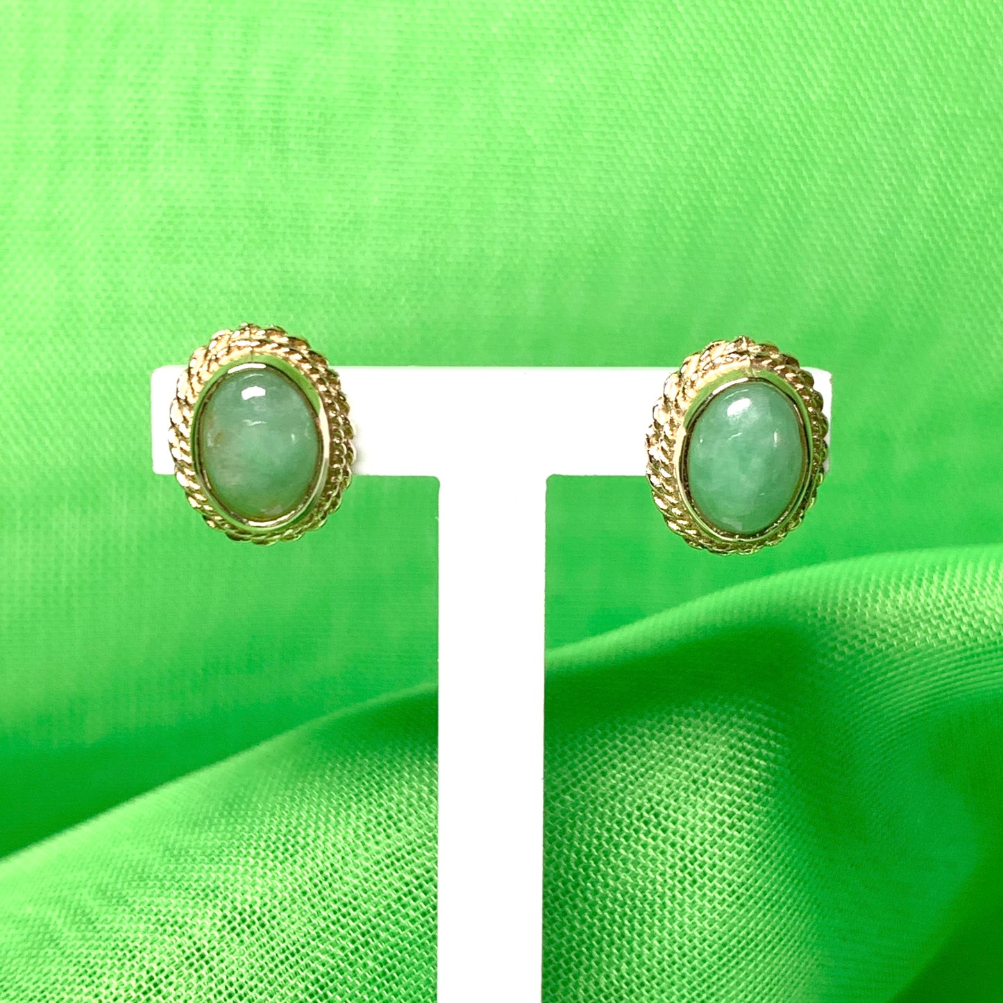 Oval green jade yellow gold earrings