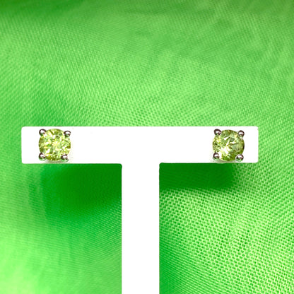 Peridot silver round claw stud earrings