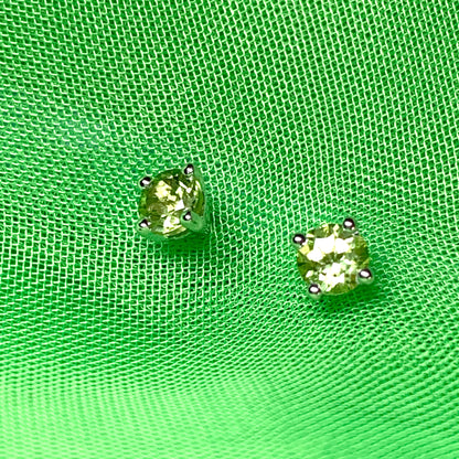 Peridot silver round claw stud earrings