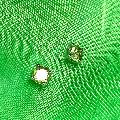 Peridot silver round claw stud earrings