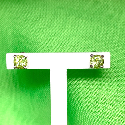 Peridot silver round claw stud earrings