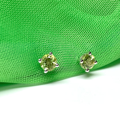 Peridot silver round claw stud earrings