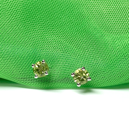 Peridot silver round claw stud earrings