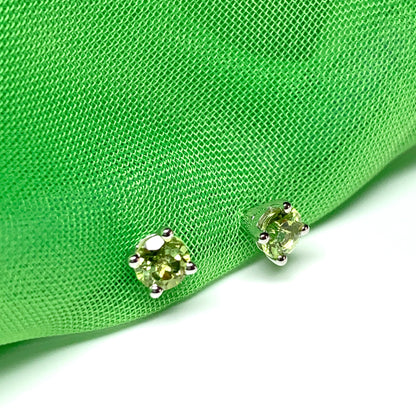 Peridot silver round claw stud earrings