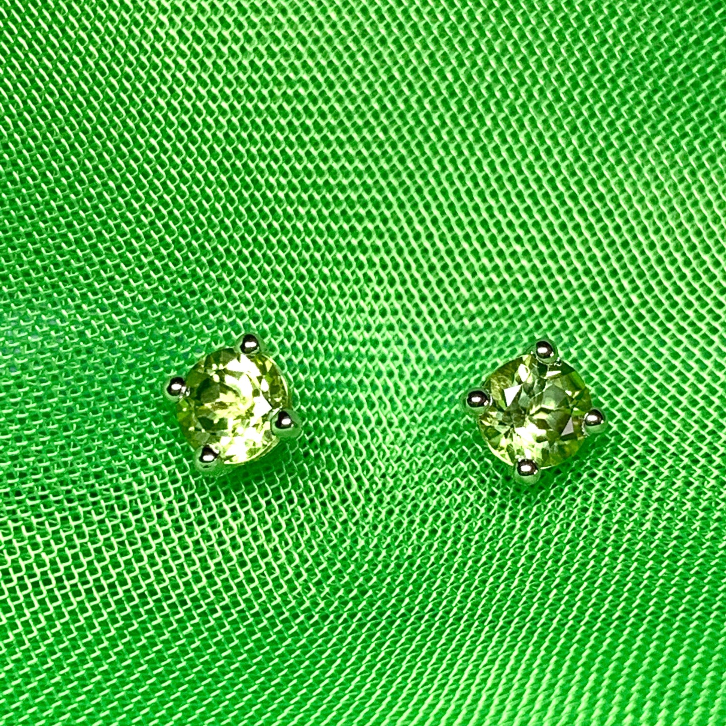 Peridot silver round claw stud earrings