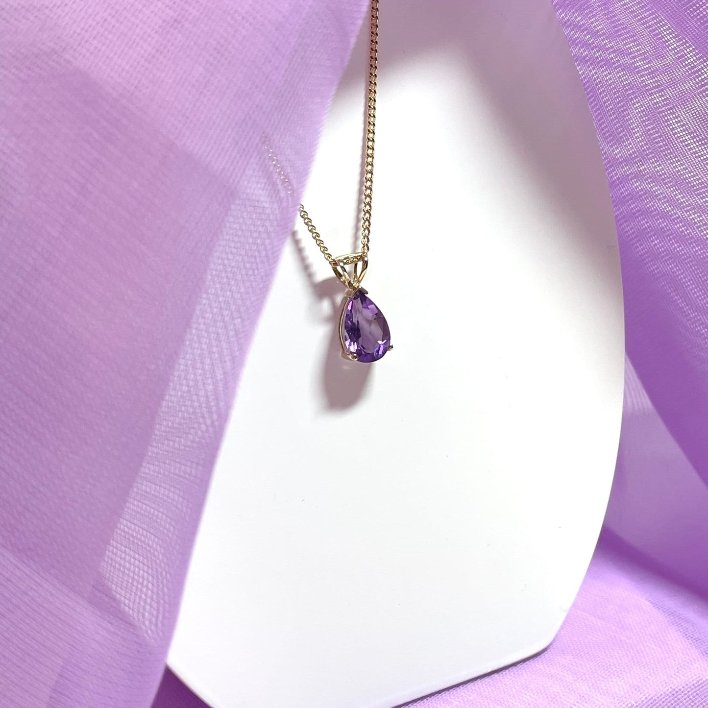 Pear shaped purple amethyst yellow gold necklace