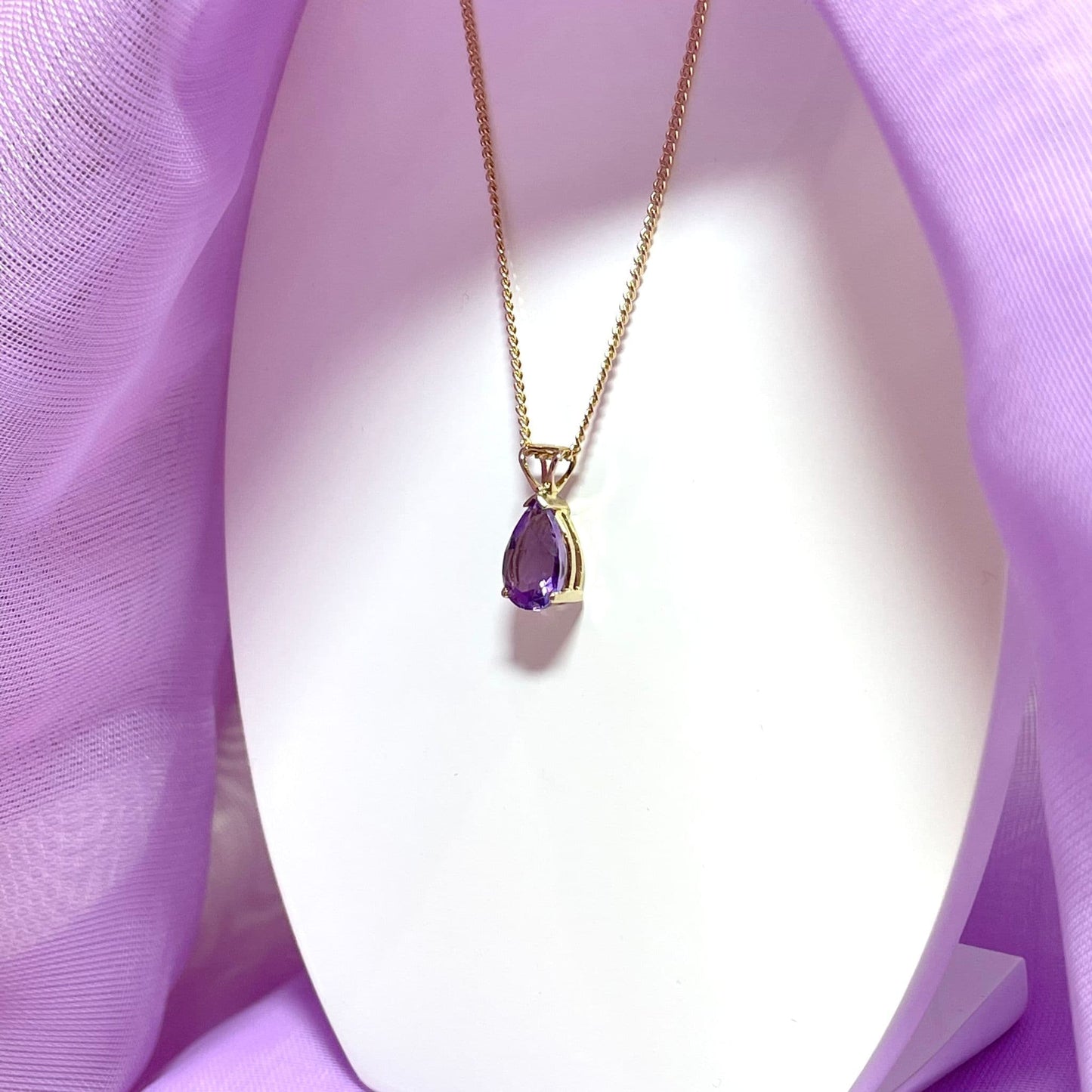 Pear shaped purple amethyst yellow gold necklace